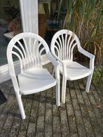 Gratis af te halen: 2 plastic tuinstoelen, Tuin en Terras, Ophalen, Gebruikt, Plastic