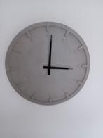 Industriële wandklok beton Mica Decorations, Huis en Inrichting, Woonaccessoires | Klokken, Ophalen of Verzenden, Zo goed als nieuw