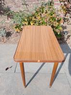 Mid century, moderne bijzettafeltje/tafel met schuine poten., Ophalen of Verzenden, Zo goed als nieuw, Rechthoekig, Minder dan 55 cm