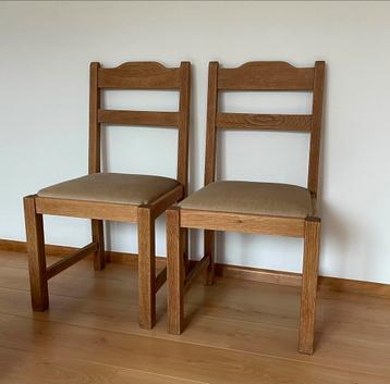 Twee eikenhouten stoelen met stoffen zitting beschikbaar voor biedingen