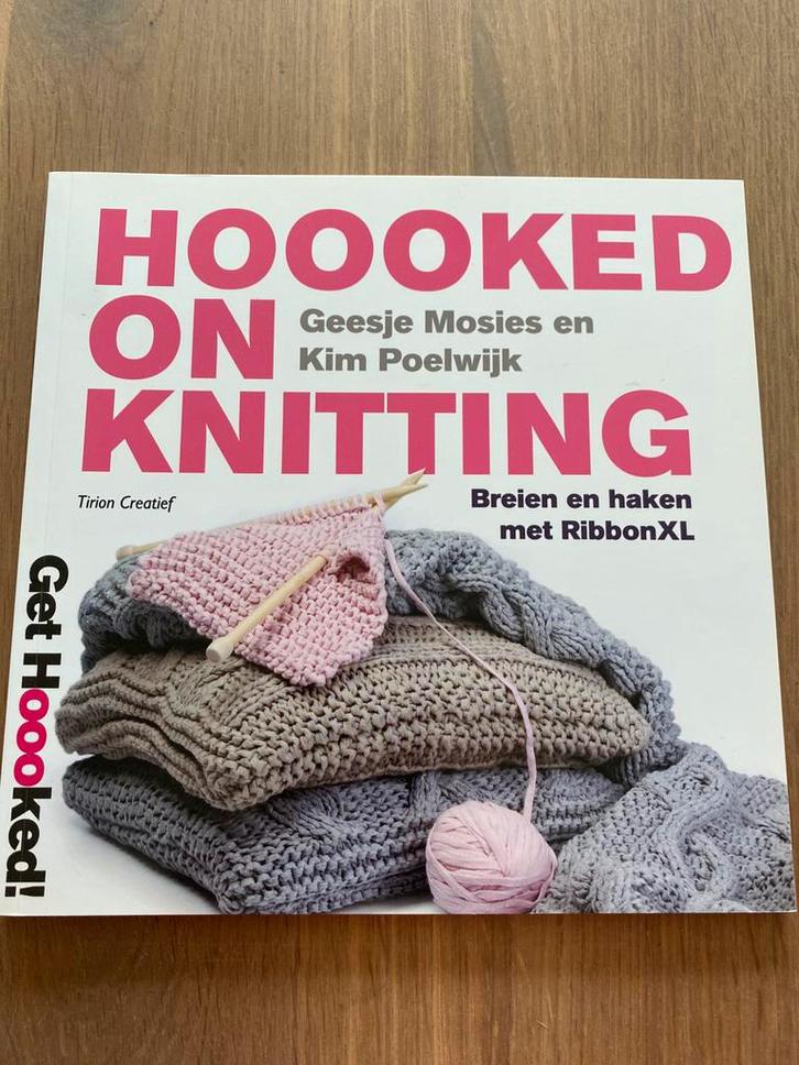 Boek Hoooked on Knitting -Geesje Mosies, Boeken, Hobby en Vrije tijd, Zo goed als nieuw, Breien en Haken, Ophalen of Verzenden