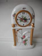 Romantisch klokje porselein. Bloemetjes zwanen. Vintage., Ophalen, Zo goed als nieuw, Analoog, Wekker of Tafelklok