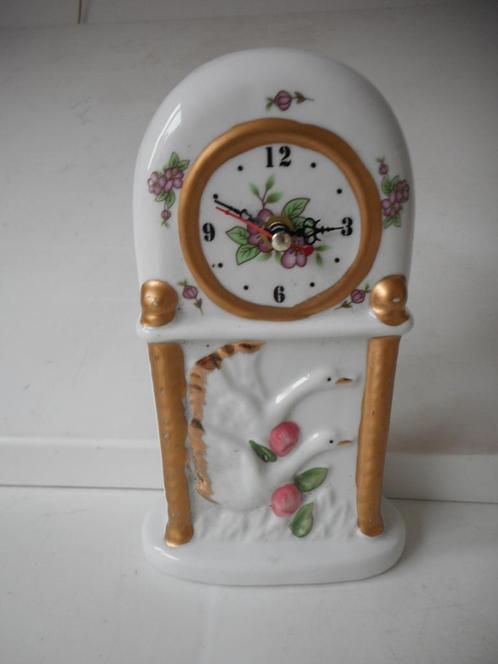 Romantisch klokje porselein. Bloemetjes zwanen. Vintage., Huis en Inrichting, Woonaccessoires | Klokken, Zo goed als nieuw, Wekker of Tafelklok
