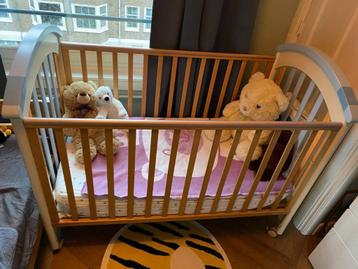 Solid wooden baby cot with mattress – very good condition beschikbaar voor biedingen