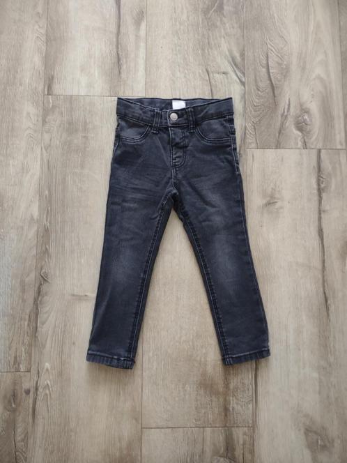 Prachtige zwarte spijkerbroek van Hema, maat 92. Skinny fit., Kinderen en Baby's, Kinderkleding | Maat 92, Zo goed als nieuw, Jongen