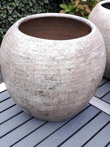 Grote bloempot voor binnen,  37 cm. hoog. beschikbaar voor biedingen