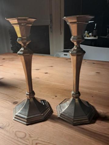 2  kandelaars verzilverd.  beschikbaar voor biedingen