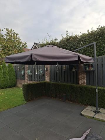 Parasol, diameter van 3 beschikbaar voor biedingen