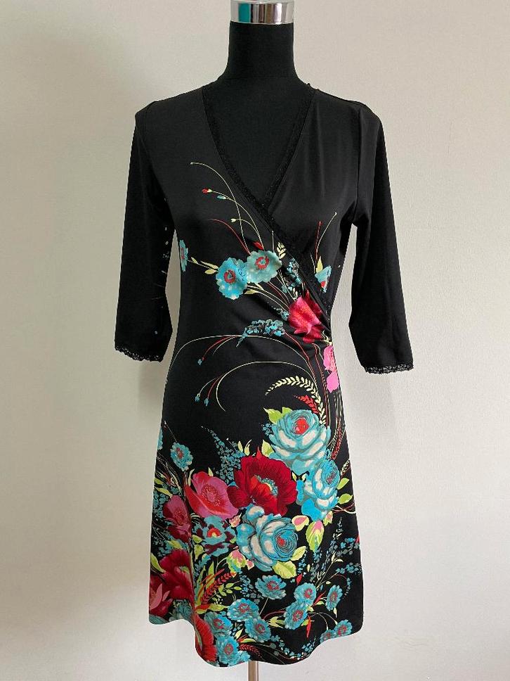 J295 - Zwarte King Louie jurk met bloemen print maat S (1), Kleding | Dames, Jurken, Zo goed als nieuw, Maat 38/40 (M), Zwart