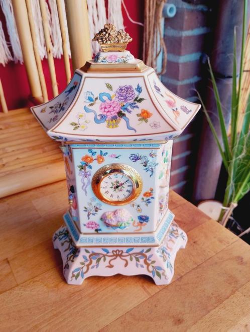 Porseleinen Chinese schouw klok in een pagode vorm, Antiek en Kunst, Antiek | Klokken, Ophalen of Verzenden