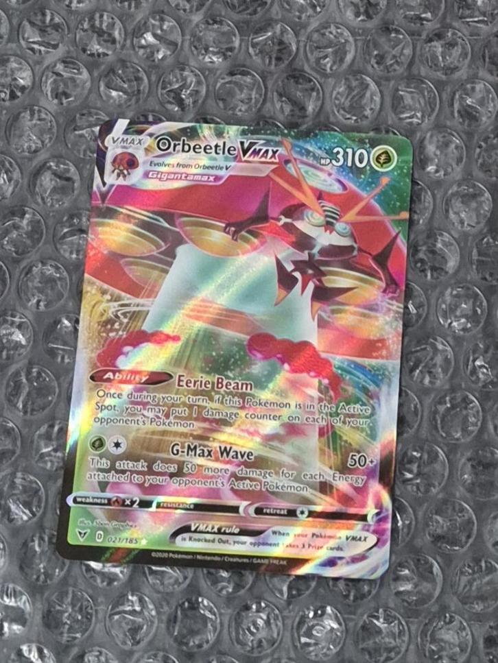 Orbeetle VMAX 021/185 Vivid Voltage Sword & Shield Pokemon K, Hobby en Vrije tijd, Verzamelkaartspellen | Pokémon, Zo goed als nieuw