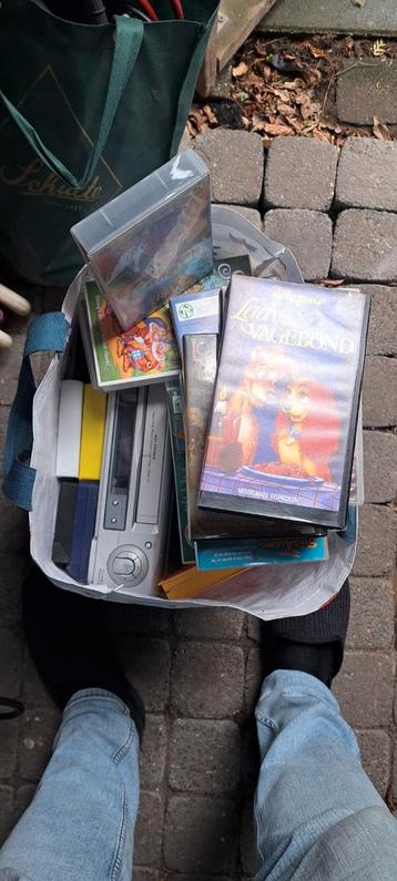 VHS RECORDER MET 25 KINDERFILMS  beschikbaar voor biedingen