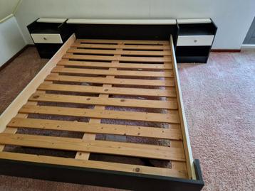 Vintage tweepersoonsbed met nachtkastjes