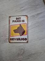 metalen plaat wandbord dit pand is beveiligd met foto hond, Huis en Inrichting, Woonaccessoires | Wanddecoraties, Ophalen of Verzenden