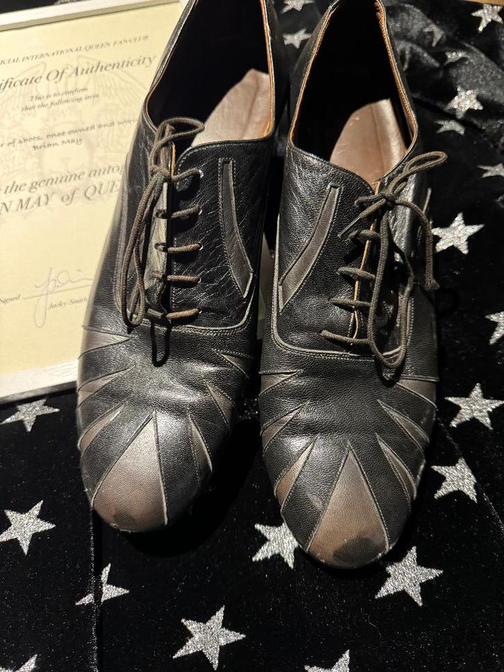 Brian May Queen Owned & Signed Shoes Verification, Verzamelen, Muziek, Artiesten en Beroemdheden, Gebruikt, Kleding, Gesigneerd