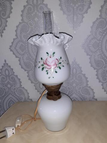 olielamp brocant,40 cm hoog,is elektrisch gemaakt,opaline beschikbaar voor biedingen