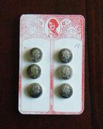 6 Oude knoopjes op kaart gezicht met lauwerkrans, Antiek en Kunst, Ophalen of Verzenden