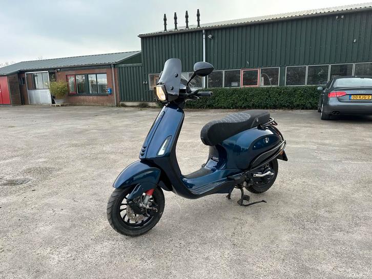 Vespa sprint brom of snor full option custom kleur led, Fietsen en Brommers, Scooters | Vespa, Zo goed als nieuw, Overige modellen