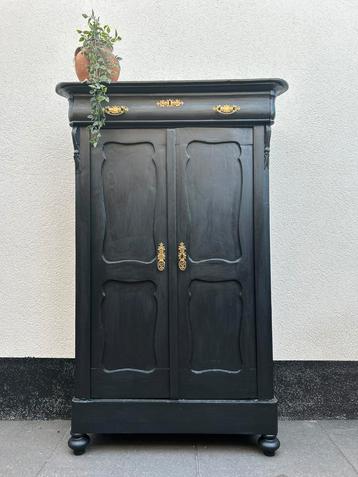 Antieke Biedermeier meidenkast beschikbaar voor biedingen