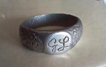 WO1 trench art ring "G L" beschikbaar voor biedingen