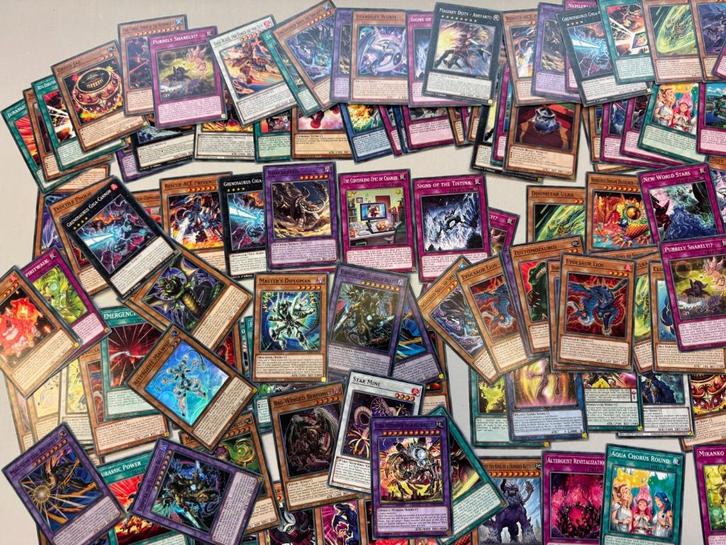 Yu-Gi-Oh partij 200 kaarten - 2002, Hobby en Vrije tijd, Verzamelkaartspellen | Yu-gi-Oh!, Zo goed als nieuw, Meerdere kaarten