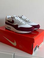 Nike Air Max 1 ‘87 x Stranger Things (Steve Harrington) 45.5, Kleding | Heren, Overige kleuren, Nike, Nieuw, Ophalen of Verzenden