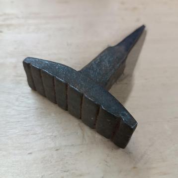 OLD SMALL PORTABLE ANVIL AAMBEELD 300 GR. UNCOMMON SHAPE  beschikbaar voor biedingen