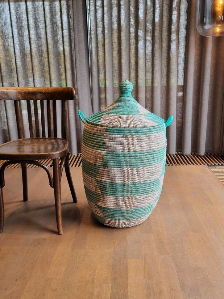 Afrikaanse mand turquoise zeegras handgemaakt in Senegal, Huis en Inrichting, Woonaccessoires | Schalen en Manden, Nieuw, Rond