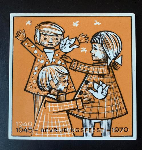 Tegel 1940/1945 - Bevrijdingsfeest - 1970, Antiek en Kunst, Antiek | Wandborden en Tegels, Ophalen