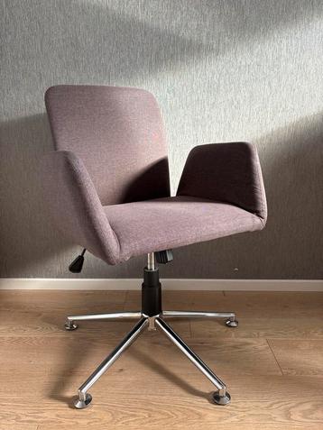 Mooie, verstelbare bureaustoel met zilveren poot beschikbaar voor biedingen