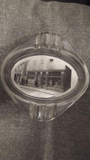 Vintage glazen asbak met originele foto van oude lunchroom beschikbaar voor biedingen