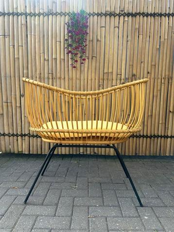 Rotan wiegje beschikbaar voor biedingen
