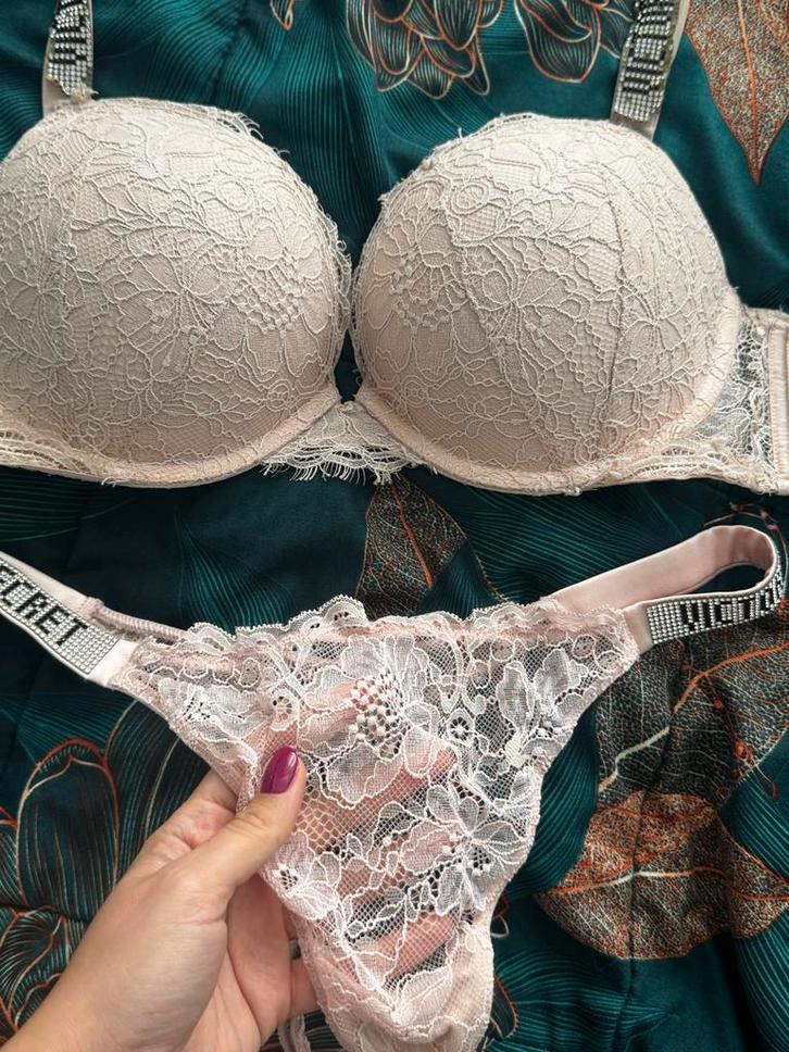 Victoria's Secret Very Sexy Setje: BH 85B & String M, Kleding | Dames, Ondergoed en Lingerie, Setje, Beige, Ophalen of Verzenden