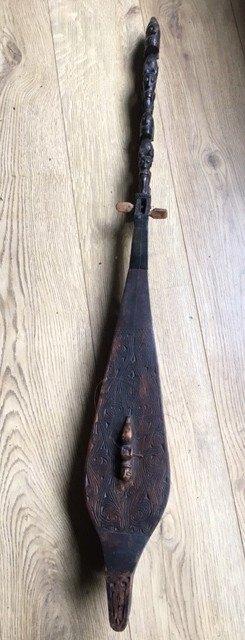 Een traditioneel, langhals-snaarinstrument, Ophalen, Gebruikt