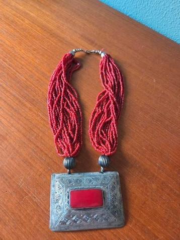 Vintage ketting beschikbaar voor biedingen