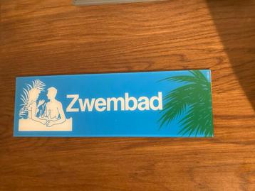 Vintage plastic bord Zwembad beschikbaar voor biedingen