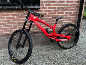 Downhill  YT Tues Carbon Downhill L high-end onderdelen beschikbaar voor biedingen