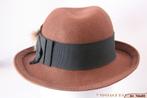 Vintage Dameshoed Mayser bruin met veertjes 56, 56 of 57 cm (M, 7 of 7⅛ inch), Mayser, Hoed, Ophalen of Verzenden