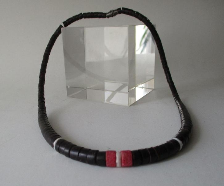 Kett. KT17: Mooie Zwarte Schelp ketting-41½cm. met -Rood-wit, Sieraden, Tassen en Uiterlijk, Kettingen, Nieuw, Steen of Mineraal