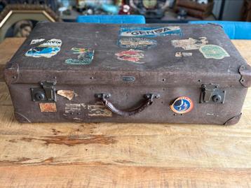 Vintage reiskoffer met reisstickers vulkan fibre jaren 40-50 beschikbaar voor biedingen