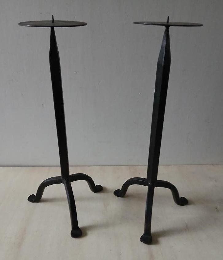 Vintage set van 2 robuuste smeedijzeren (vloer)kandelaars, Antiek en Kunst, Antiek | Kandelaars, Overige materialen, Ophalen of Verzenden