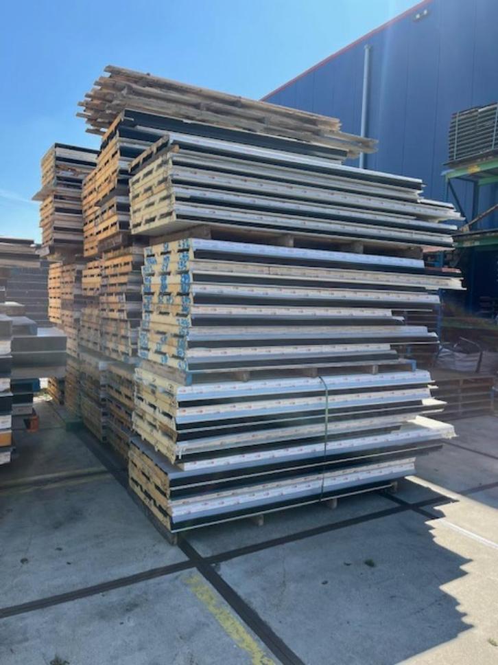 Trapezium dak div. kleuren lengtes tussen 2 en 3 meter. €8, Doe-het-zelf en Verbouw, Isolatie en Afdichting, Zo goed als nieuw