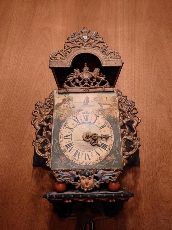Decorative Friese Stoelklok, Antiek en Kunst, Antiek | Klokken, Ophalen of Verzenden
