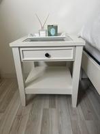 Wit nachtkastje /bijzettafeltje met glazen blad en lade, Ophalen, Zo goed als nieuw, 45 tot 65 cm, Minder dan 55 cm