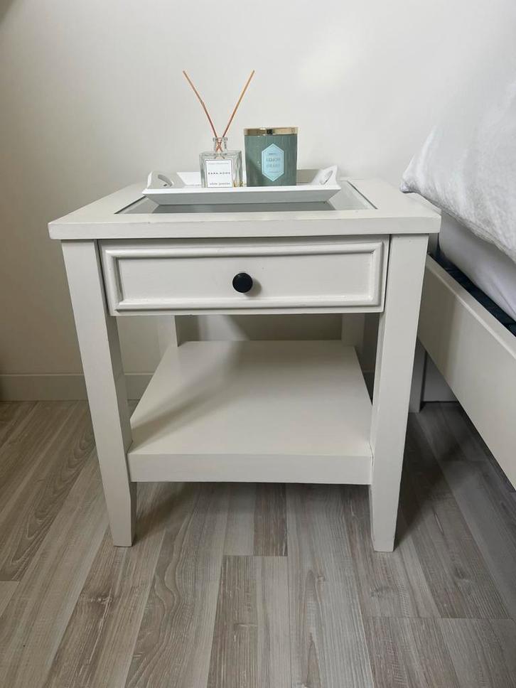Wit nachtkastje /bijzettafeltje met glazen blad en lade, Huis en Inrichting, Slaapkamer | Nachtkastjes, Zo goed als nieuw, Minder dan 55 cm
