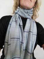 Nieuwe handgemaakte zijden sjaal lichtblauwgrijs 172x56 cm, Kleding | Dames, Mutsen, Sjaals en Handschoenen, Ophalen of Verzenden