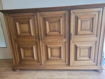 Kast (bv voor eetkamer) beschikbaar voor biedingen