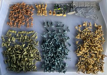 Mini Soldaten ..... Airfix ? ... 2 beschikbaar voor biedingen