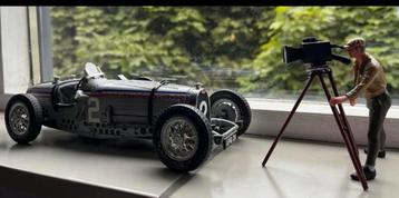 Schuco cameraman met camera op statief beschikbaar voor biedingen