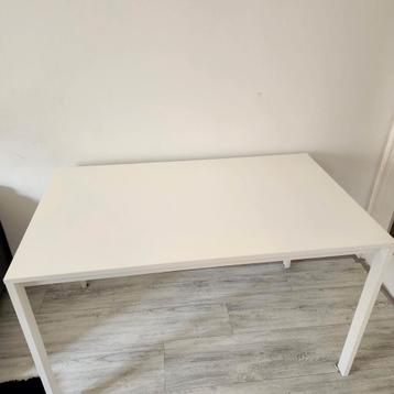Eettafel met twee stolen 